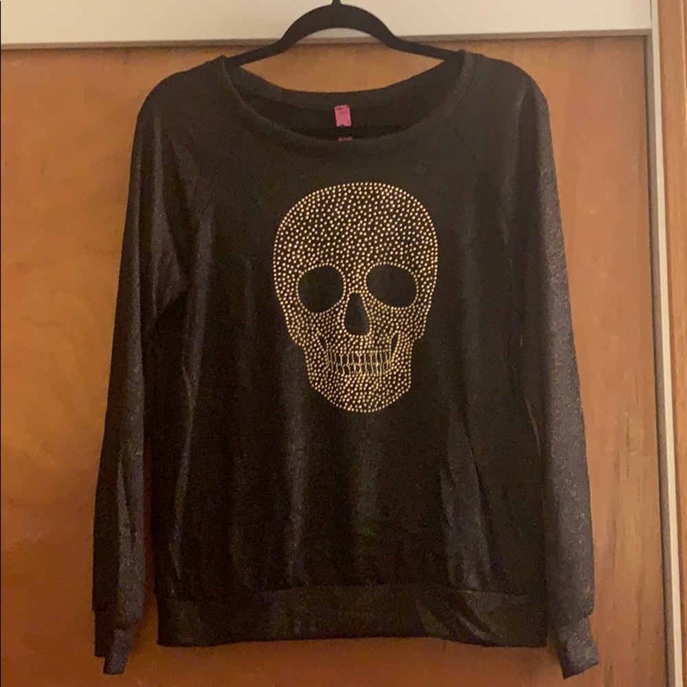 Black skull long sleeve top
